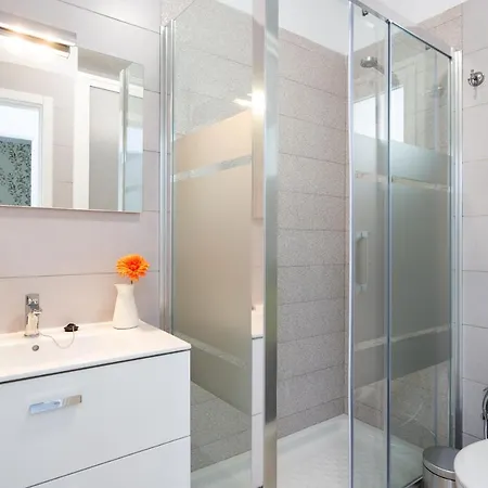 Home2book Bright Apartment